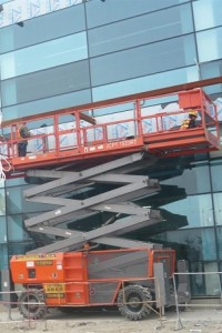 Арендовать аренда ножничного электрического подъемника dingli jcpt1523dcb в Москве